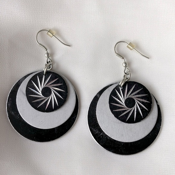 ๐ Black and Silver Spiral Earrings - Picture 1 of 5